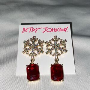 NWT BETSEY JOHNSON WHITE CRYSTAL RHINESTONE SNOWFLAKE RED GEM DANGLE EARRINGS